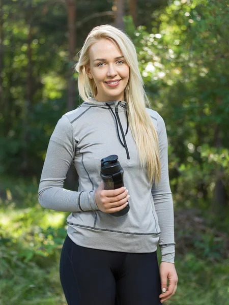 Porträt einer Läuferin in der Natur nach dem Joggen — Stockfoto