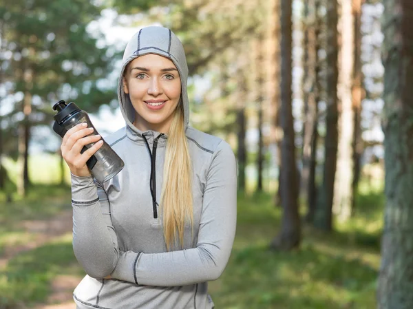 Ritratto di corridore donna in natura dopo il jogging — Foto Stock