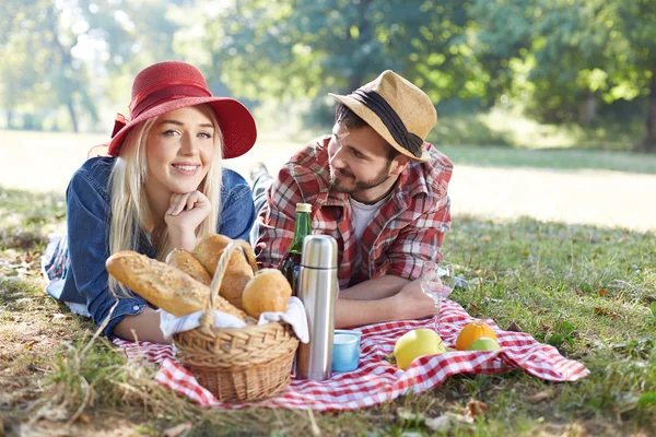 Beau jeune couple pique-niquer à la campagne. Famille heureuse — Photo