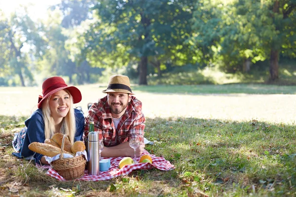 Mooie jonge paar picknick in het platteland hebben. Gelukkige familie — Stockfoto