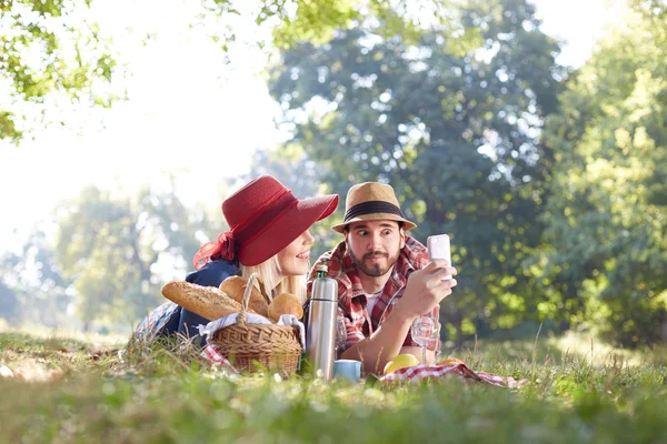 Çift alarak selfie romantik piknik smartphone üzerinde bileşkesi — Stok fotoğraf