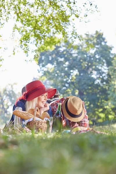 Hermosa pareja joven de picnic en el campo. Familia feliz — Foto de Stock