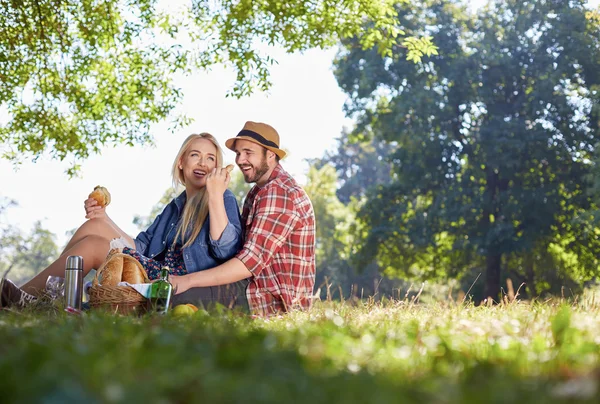 Mooie jonge paar picknick in het platteland hebben. Gelukkige familie — Stockfoto