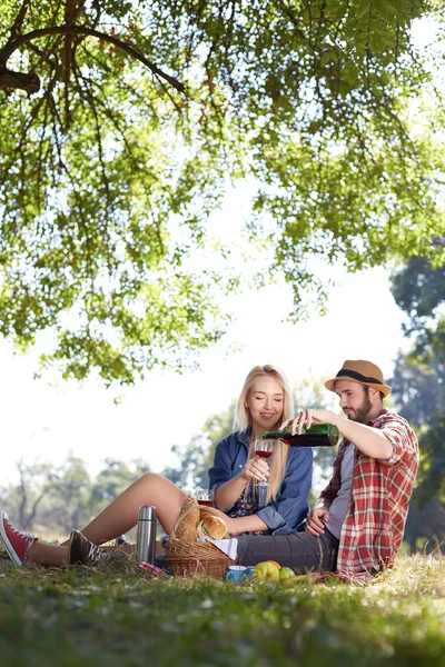 Beau jeune couple pique-niquer à la campagne. Famille heureuse — Photo