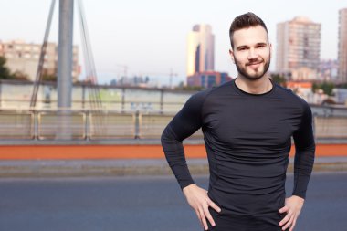 Egzersiz açık havada sonra dinlenme gülümseyen adam portresi uygun beyaz