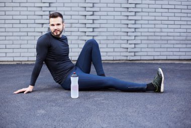 Beton duvara germe sakallı spor adam