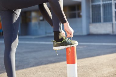 Çalışan ve egzersiz kavramı koşu. Dantel çalıştırmadan önce ipe adam