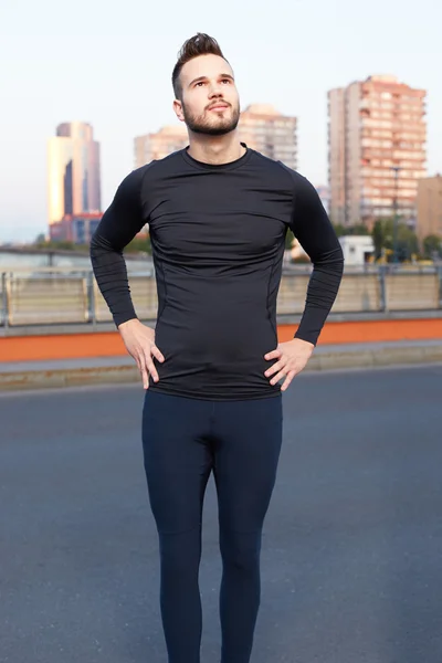 Retrato del hombre sonriente descansando después del entrenamiento al aire libre, caucásico en forma — Foto de Stock