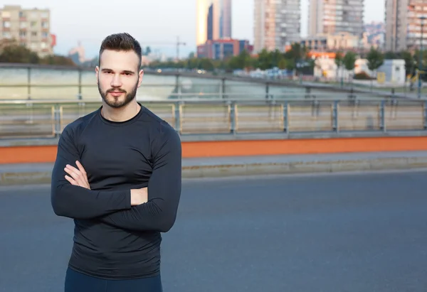 Retrato del hombre sonriente descansando después del entrenamiento al aire libre, caucásico en forma — Foto de Stock