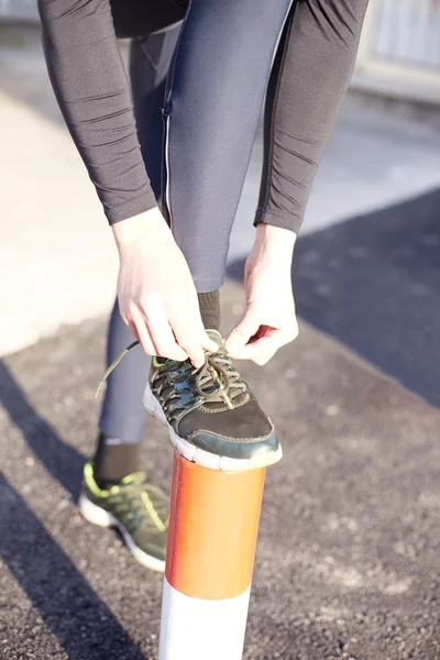 Ejercicio de correr y trotar concepto. Hombre atando cordones antes de correr —  Fotos de Stock