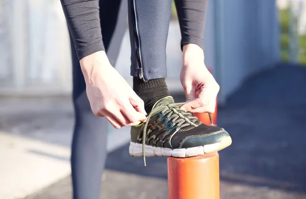 Ejercicio de correr y trotar concepto. Hombre atando cordones antes de correr —  Fotos de Stock