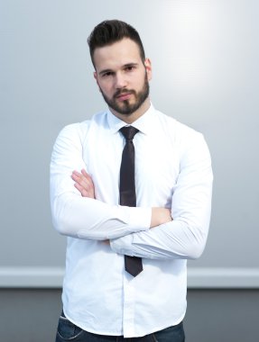 İşadamı gri arka plan önünde  