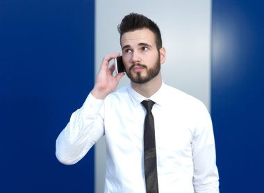 Cep telefonu üzerinde konuşurken takım elbiseli adam