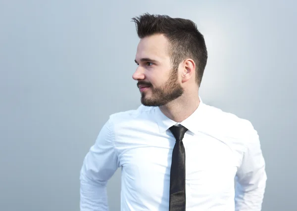 Hombre delante de fondo metálico sonriendo — Foto de Stock