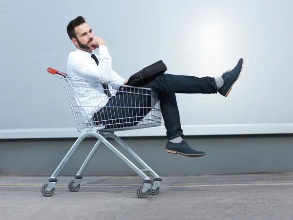 Zakenman rijden in het winkelwagentje — Stockfoto