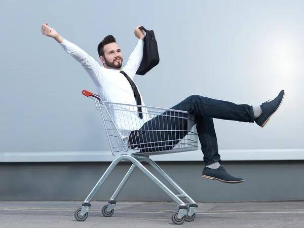 Zakenman rijden in het winkelwagentje — Stockfoto