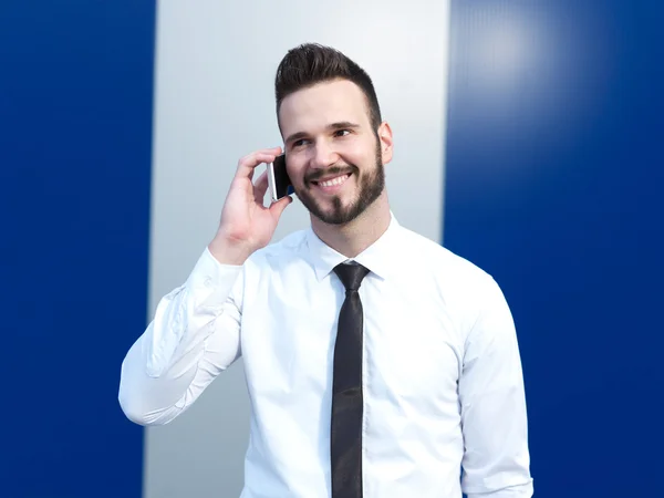 Hombre de traje hablando por teléfono móvil — Foto de Stock