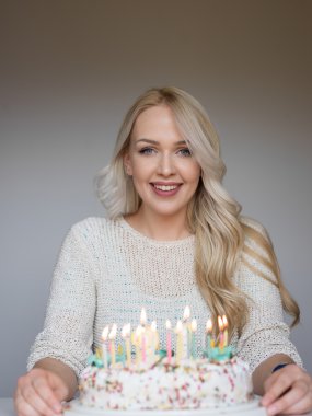 Birt plakalı tutan genç güzel sarışın kız portresi