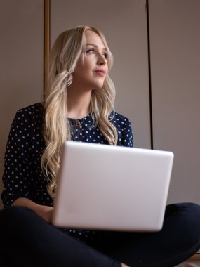 Pencereden bakan güzel bir kadın.