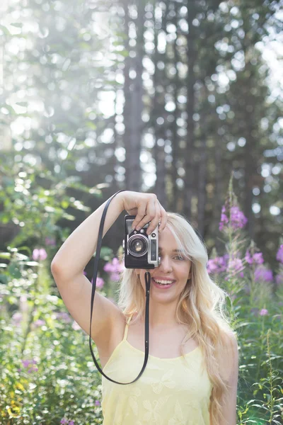 Letní venkovní usmívající se životní styl portrét krásná mladá blondýnka — Stock fotografie