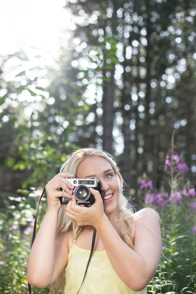 Buiten zomer glimlachend levensstijl portret van vrij jonge blonde — Stockfoto