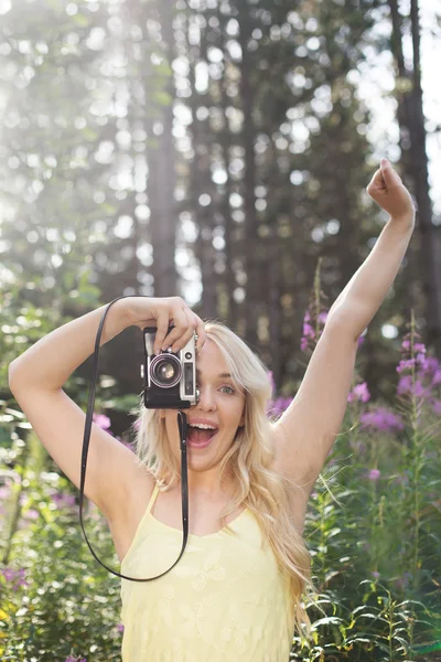 Buiten zomer glimlachend levensstijl portret van vrij jonge blonde — Stockfoto