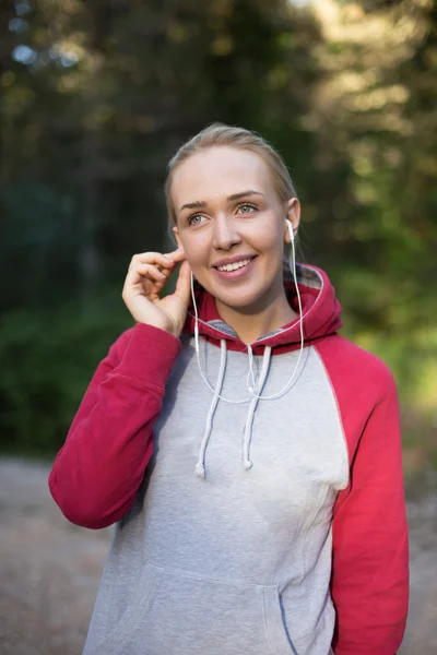 Genç kadın atlet hoody içinde doğada koşu — Stok fotoğraf