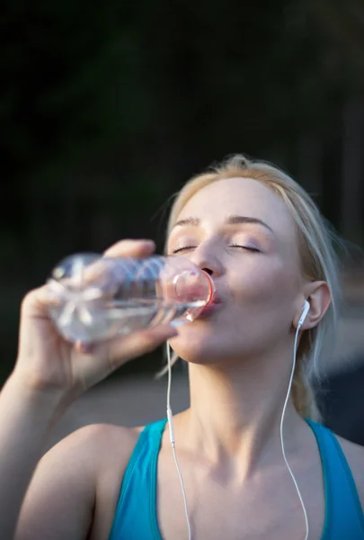 女健身跑步运动员喝和溅水在她的脸。F — 图库照片