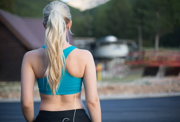 Femme prête à courir, coureuse posant — Photo