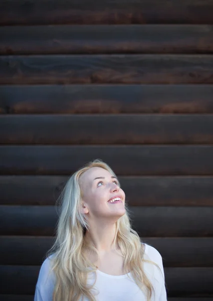 Mujer rubia escandinava posando sobre fondo de madera —  Fotos de Stock