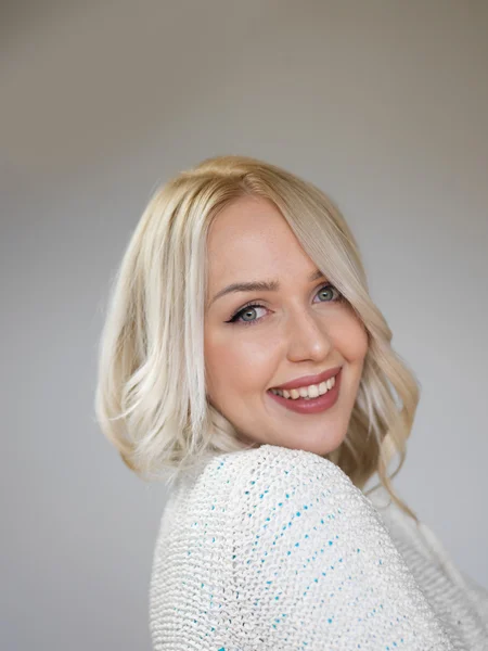 Портрет привабливої білої усміхненої жінки блондинки — стокове фото