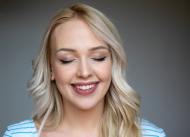 çekici beyaz gülümseyen kadın sarışın portresi