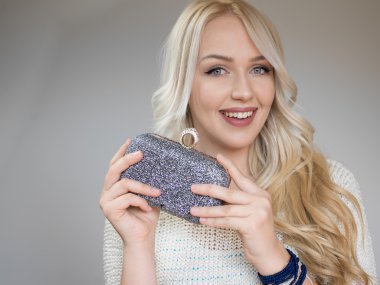 Genç stil sahibi kadın.