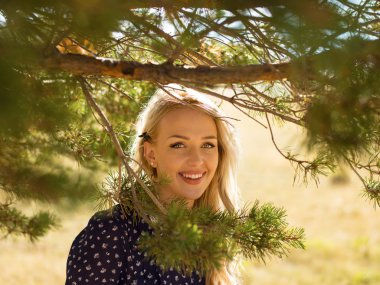 Bir alanda romantik kız