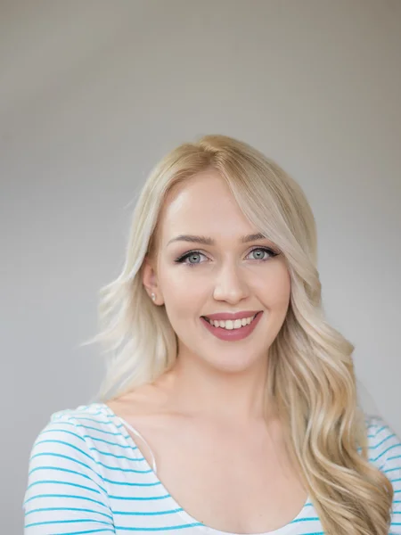 çekici beyaz gülümseyen kadın sarışın portresi