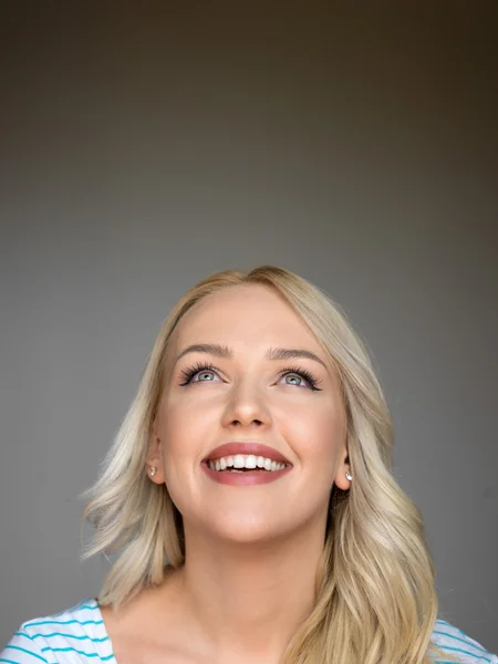 Porträtt av attraktiva kaukasiska leende kvinna blond — Stockfoto