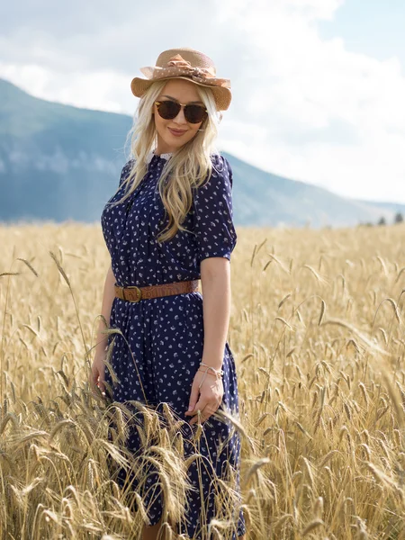 Jovem mulher em vestido de verão andando no campo — Fotografia de Stock