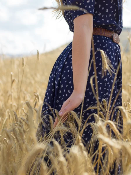 Porträt einer romantischen Frau, die über das Feld läuft — Stockfoto