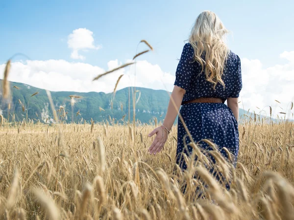 Porträt einer romantischen Frau, die über das Feld läuft — Stockfoto