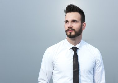 Samimi ve gülümseyen yakışıklı işadamı portresi