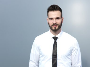 Samimi ve gülümseyen yakışıklı işadamı güvenle bakıyor