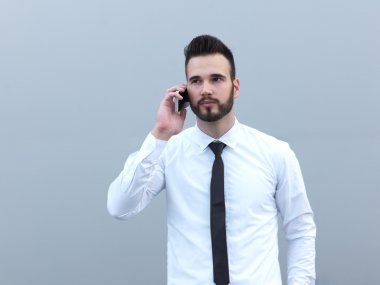 Samimi ve gülümseyen yakışıklı işadamı güvenle kameraya bakıyor