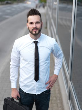 Samimi ve gülümseyen yakışıklı işadamı güvenle bakıyor