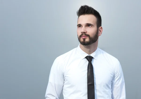 Amistoso y sonriente retrato de hombre de negocios guapo — Foto de Stock