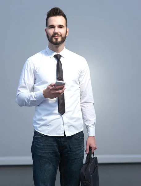 Empresario que utiliza el teléfono celular, hombre de negocios guapo en ba creativo — Foto de Stock