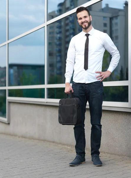 Amistoso y sonriente hombre de negocios guapo mirando con confianza — Foto de Stock