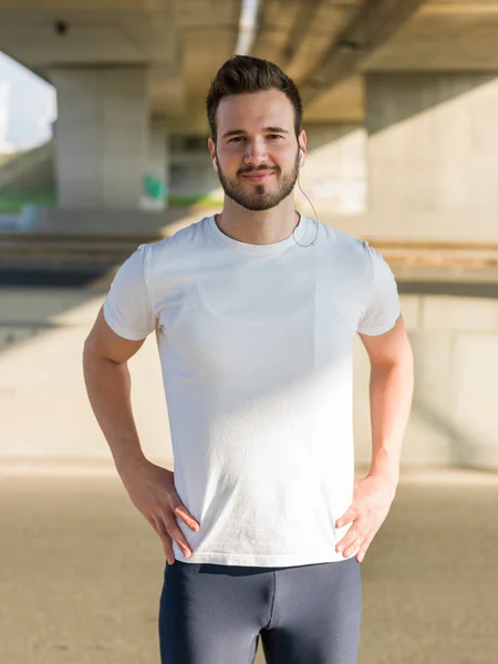 Retrato de corredor masculino en la calle urbana — Foto de Stock