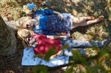 Kırsal kesimde piknik güzel genç bir çift. Mutlu bir aile