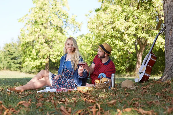 Kırsal kesimde piknik güzel genç bir çift. Mutlu bir aile — Stok fotoğraf