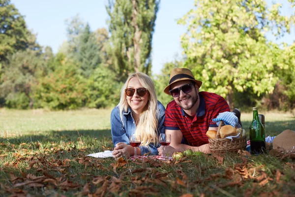 Krásný mladý pár pikniku v přírodě. Šťastná rodina — Stock fotografie